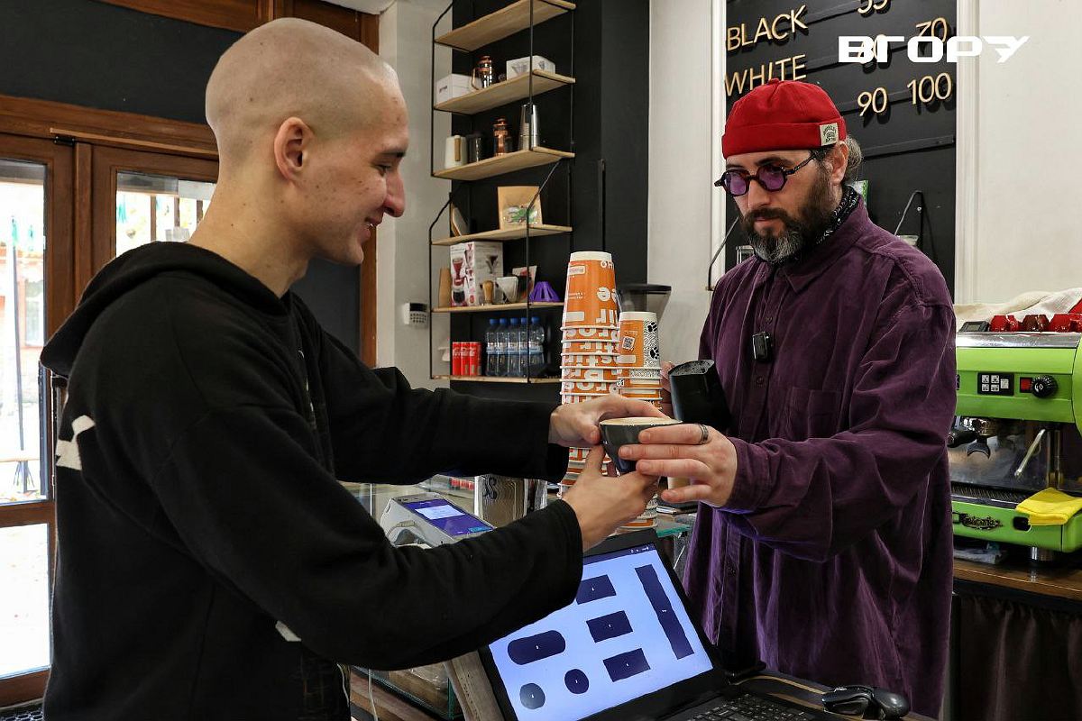 Олексій Мельниченко з постійними відвідувачами кав&rsquo;ярні